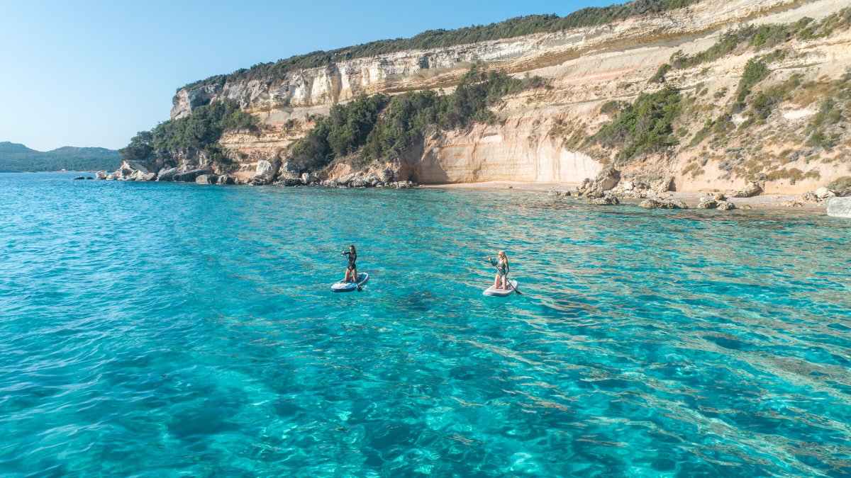 Tagesausflug in einem Katamaran zur Insel Capri mit Mittagessen und Aktivitäten