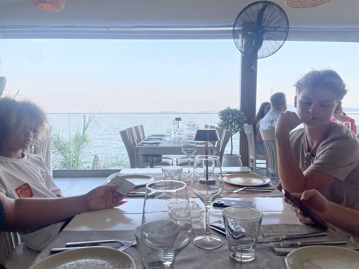 Yate de lujo en las costas de Corfú, Grecia