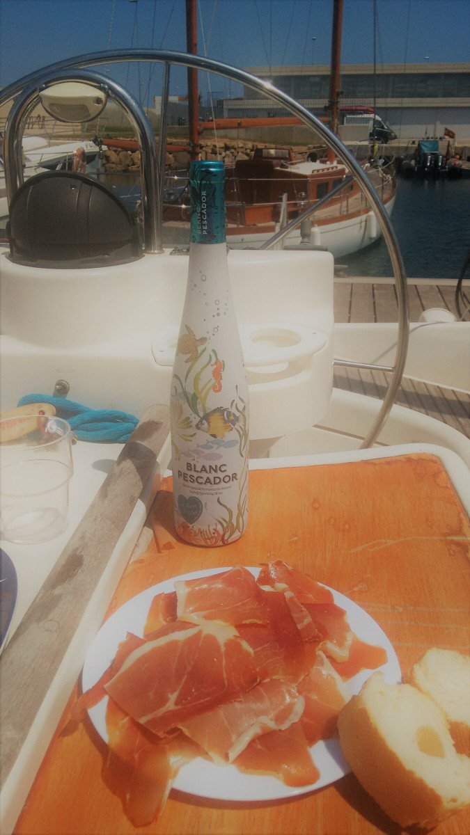 Die Mittelmeerküste auf einem Segelboot erkunden