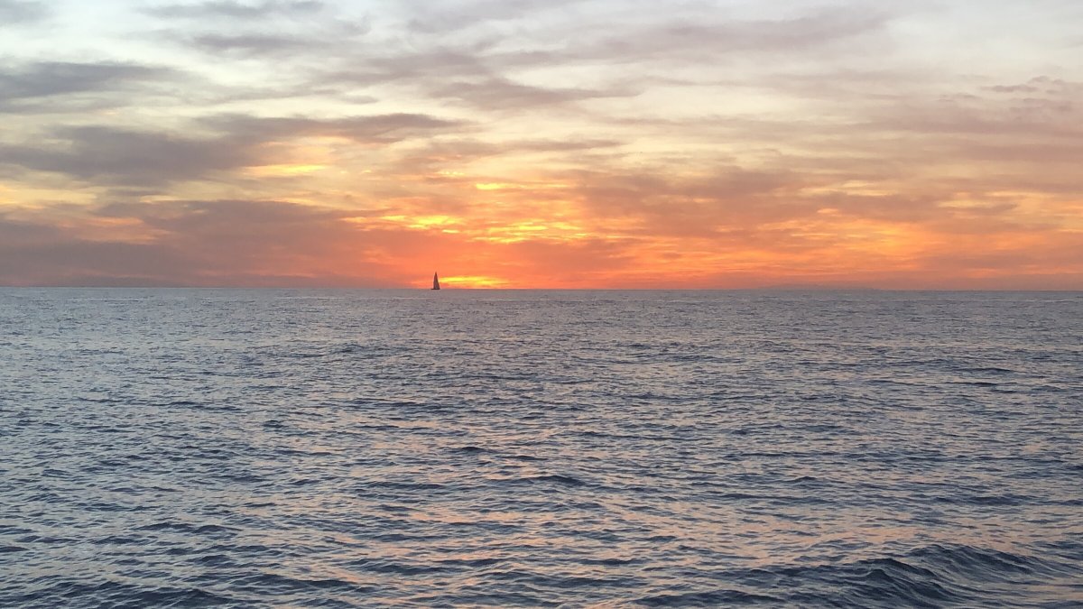 Barca a motore ormeggiata nel porto, vista frontale