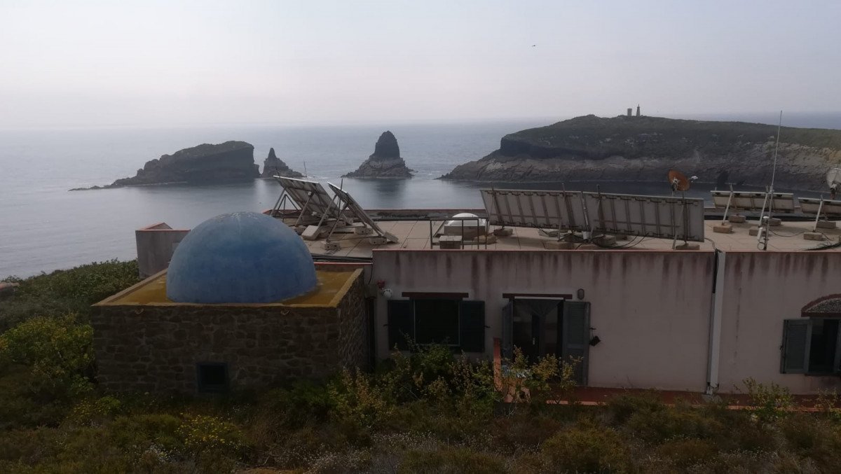 Equipaggio sulla barca a vela durante il viaggio