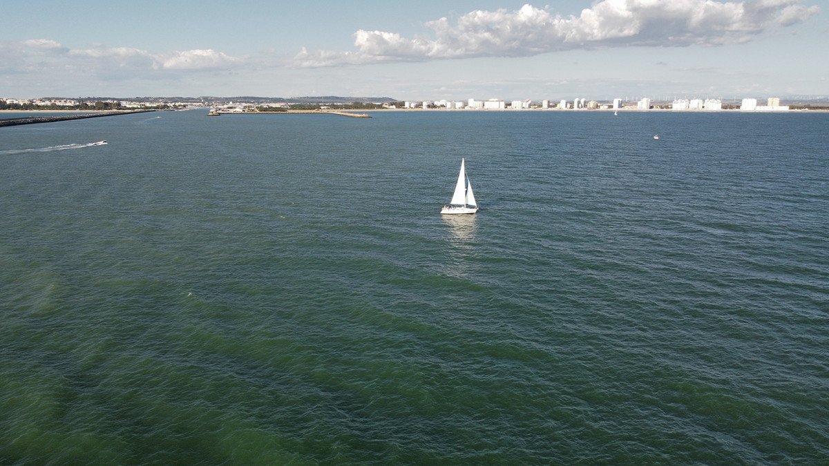 Lerne mit unserem PER + Segelberechtigungskurs sicher und bequem zu segeln