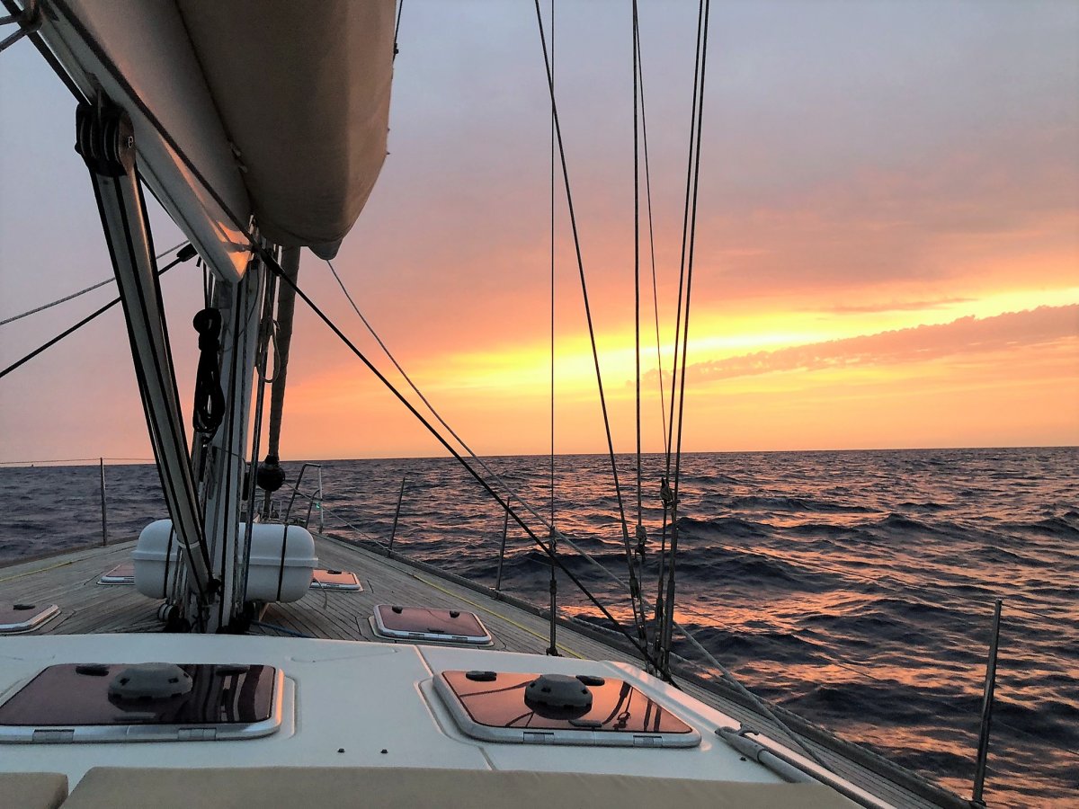 Allenamento alla vela su una grande nave a vela