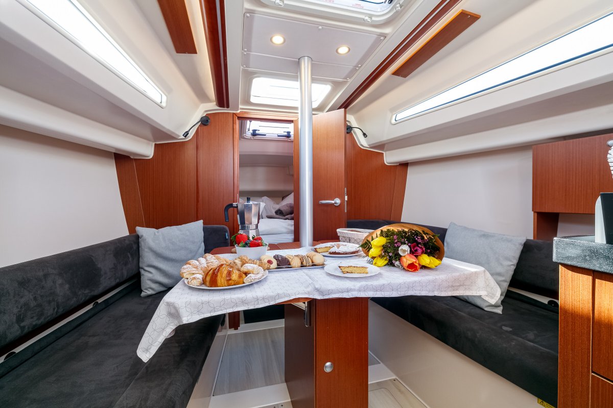 Sailboat - Hanse - 9.6 meters