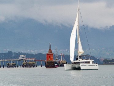 Frühstück auf einem Katamaran in der Bucht von Santander