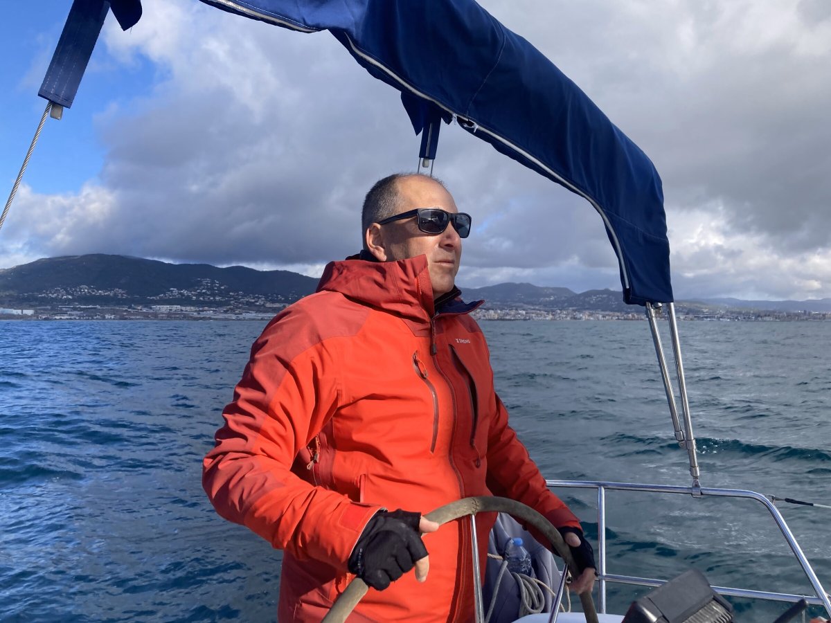 Navigando lungo la costa di Barcellona con un veliero.