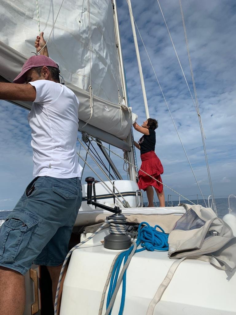 Navigazione in barca a vela di lusso con aperitivo a Barcellona