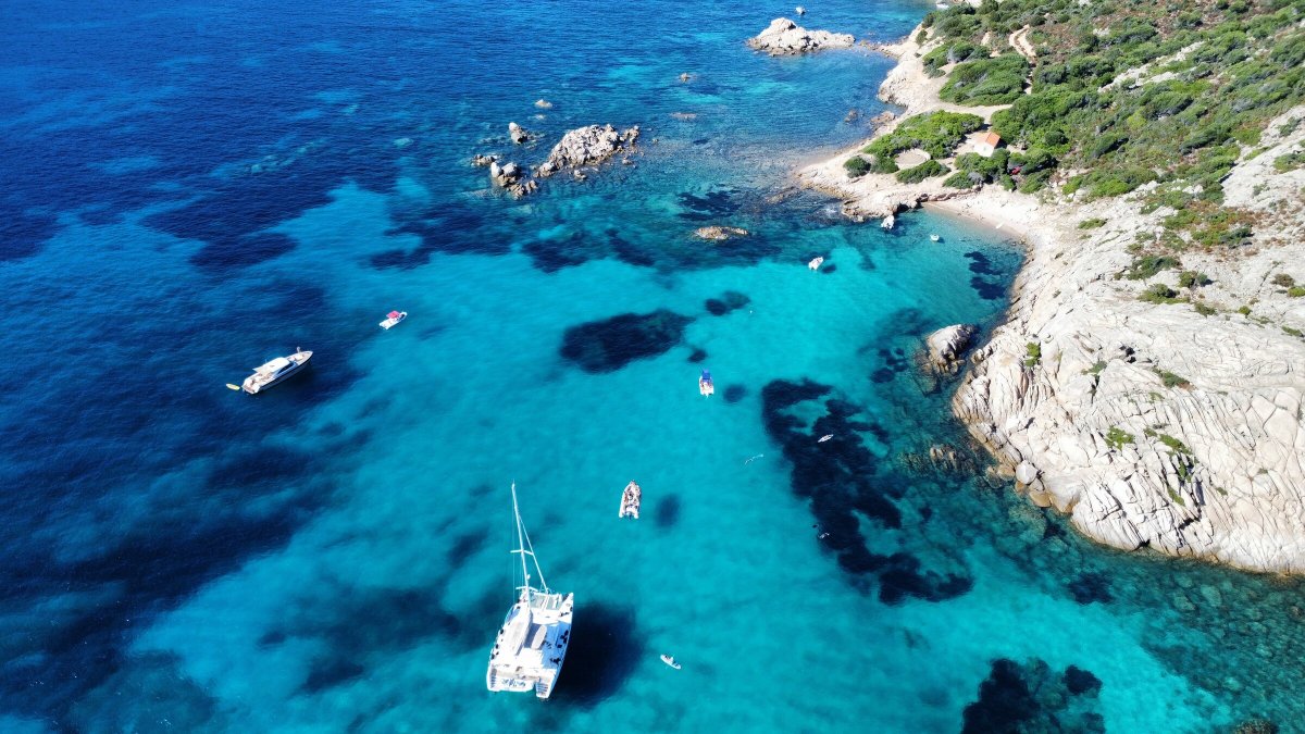 Rilassati nelle acque cristalline della Baia di Santa Maria