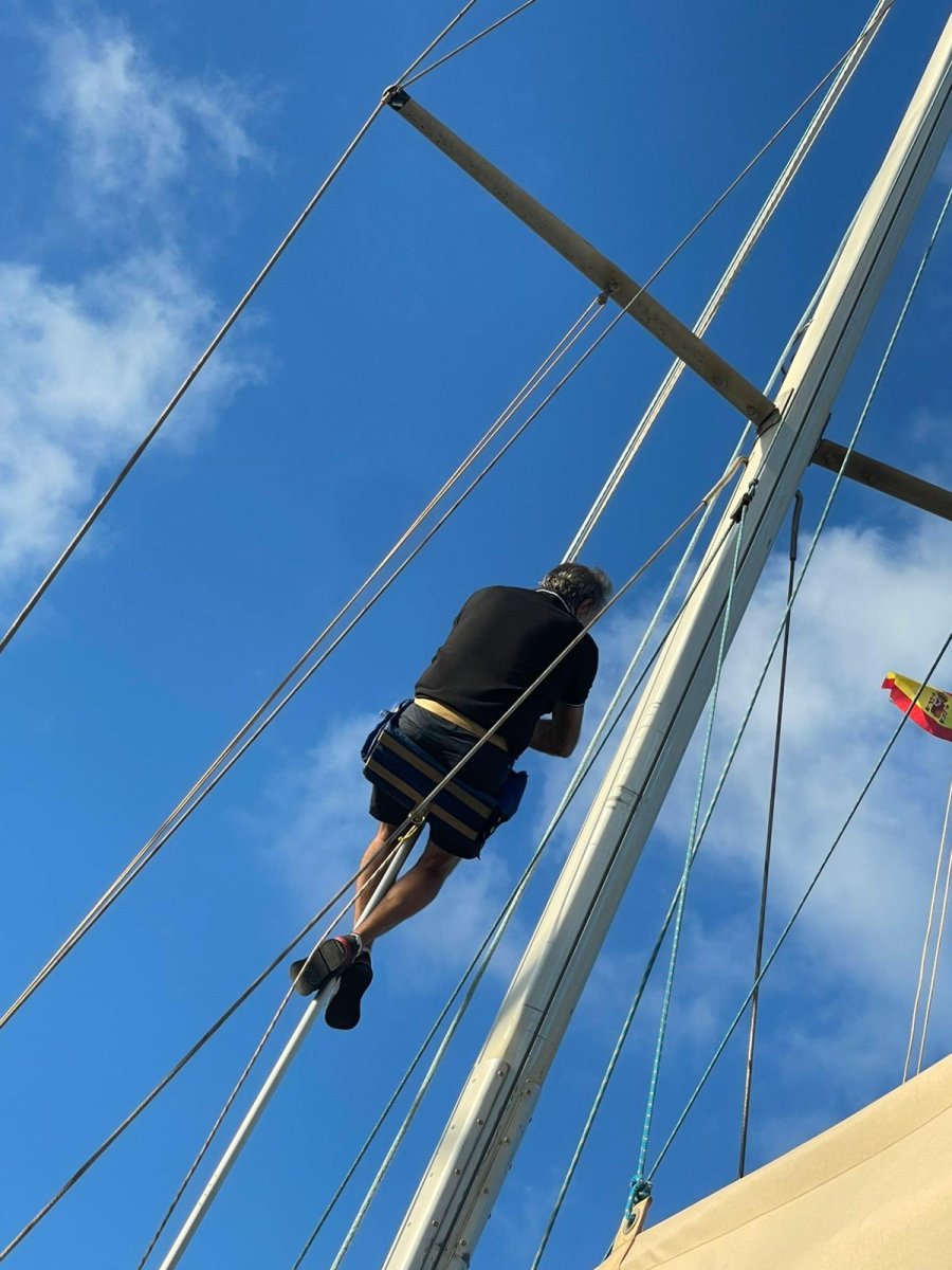 Learn to sail with our experts in Alicante