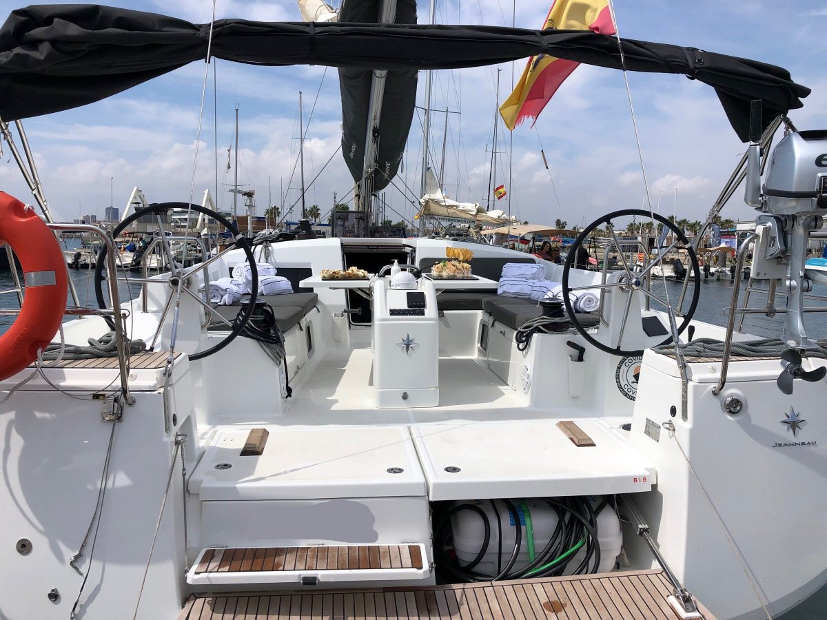 Vela en Valencia con el velero 2021 y patrón