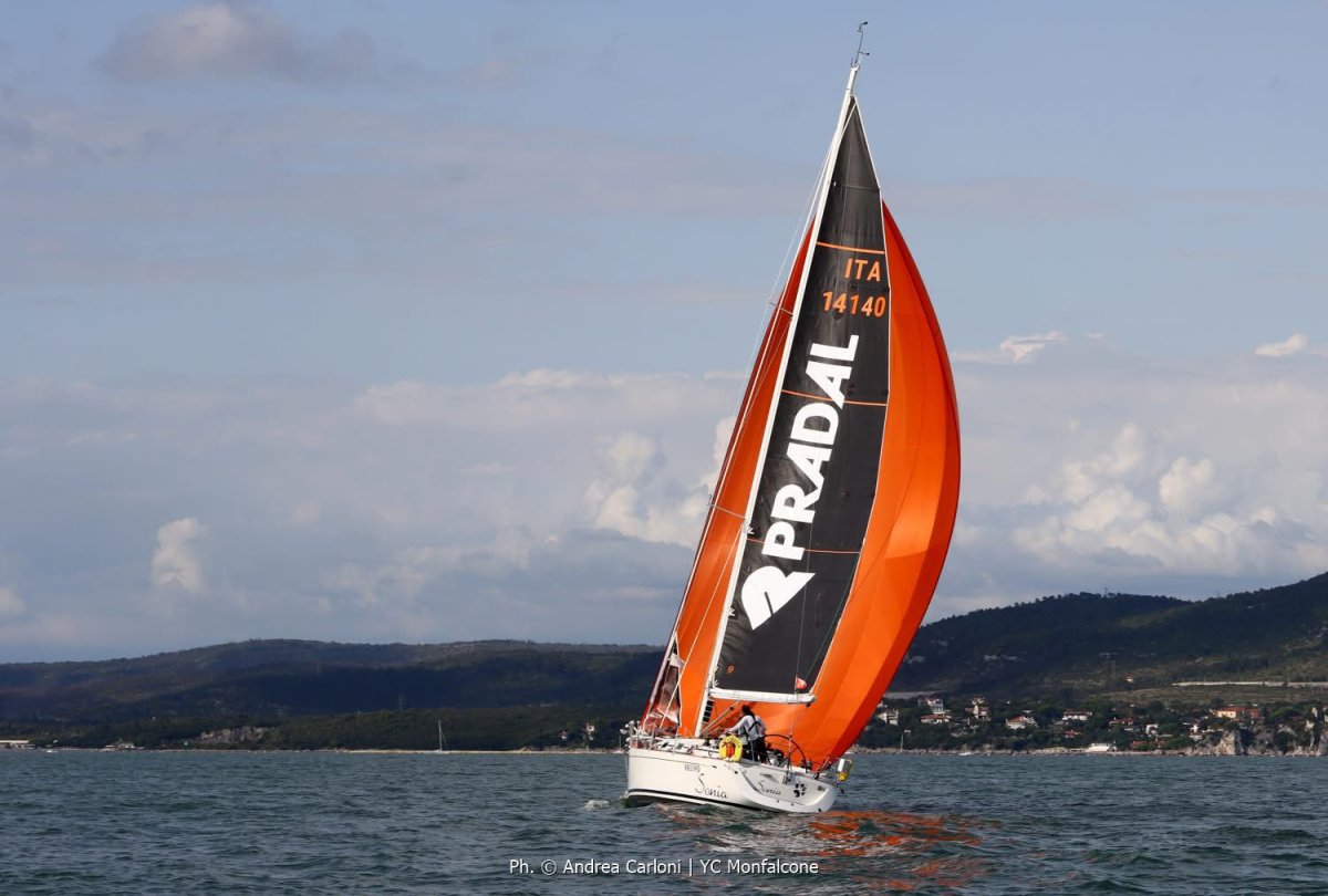 Segelnde Szene mit Booten, die Gennakers verwenden.