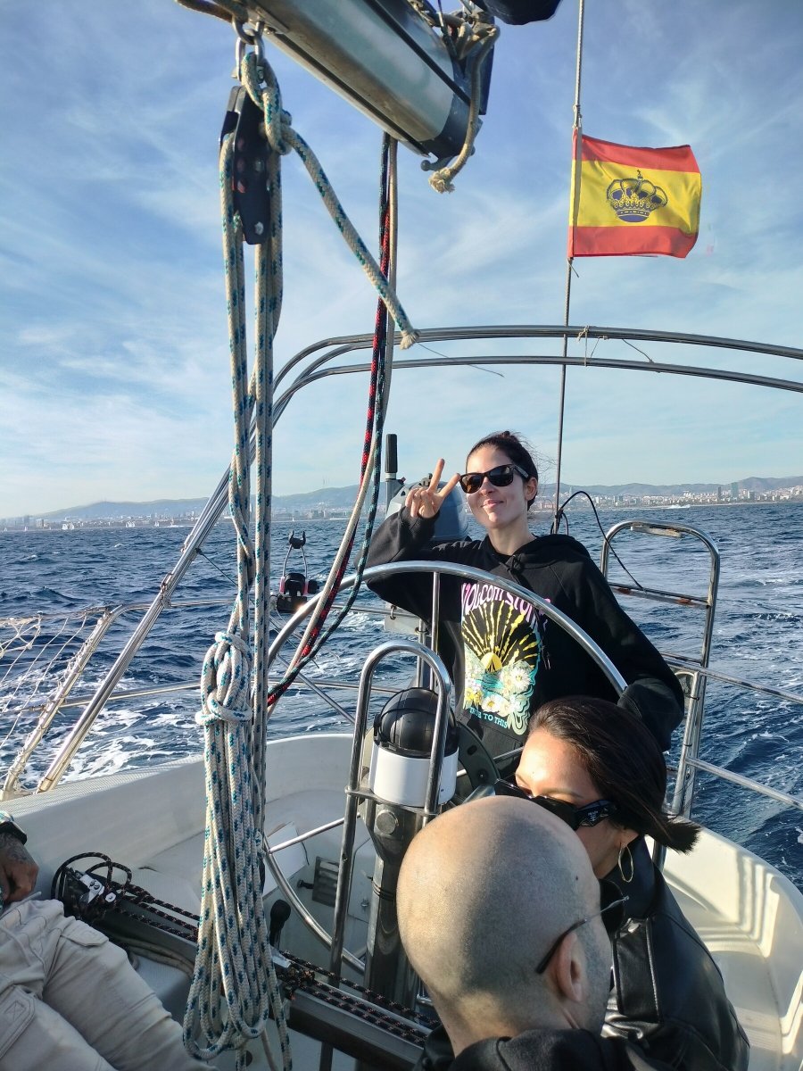 Segeln Sie entlang der Küste von Barcelona auf einem Segelboot