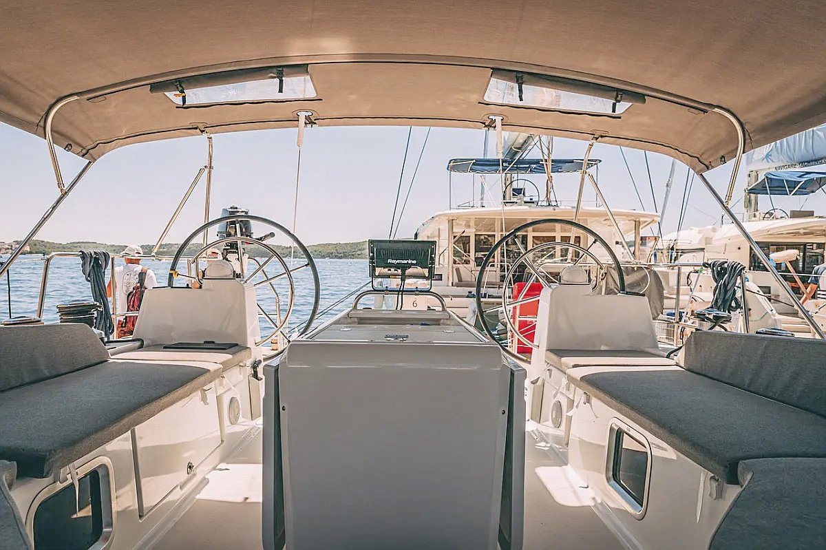 Goditi un noleggio cabina in veliero per Ibiza