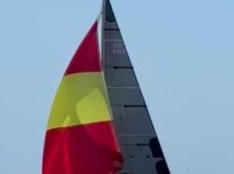 Explora las aguas azules y el cielo abierto en nuestro crucero a dos islas