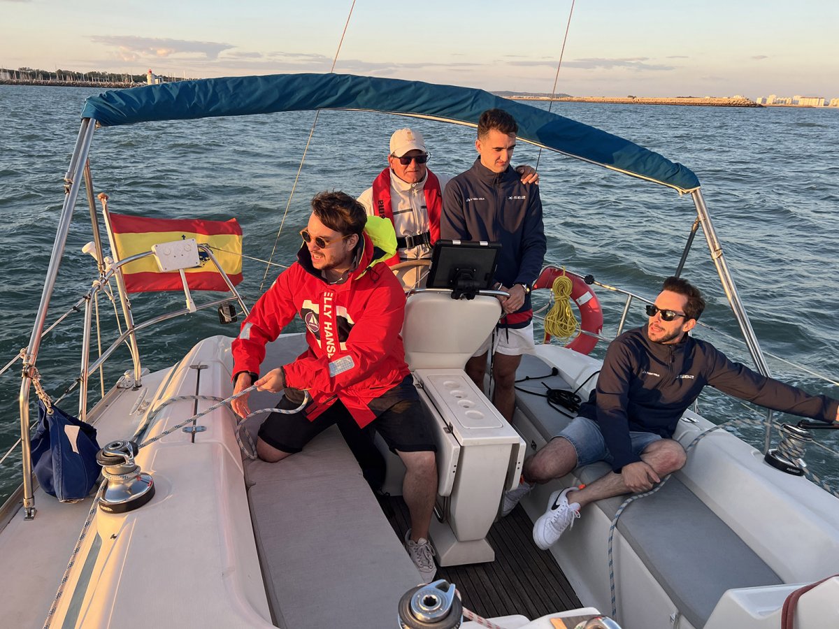 Improve your sailing skills with our PER + Sailing Endorsement Course