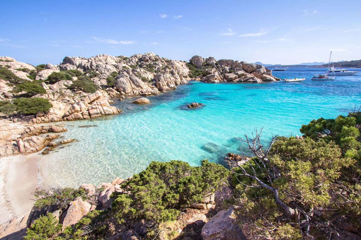 Naviga lungo la Sardegna in barca a vela