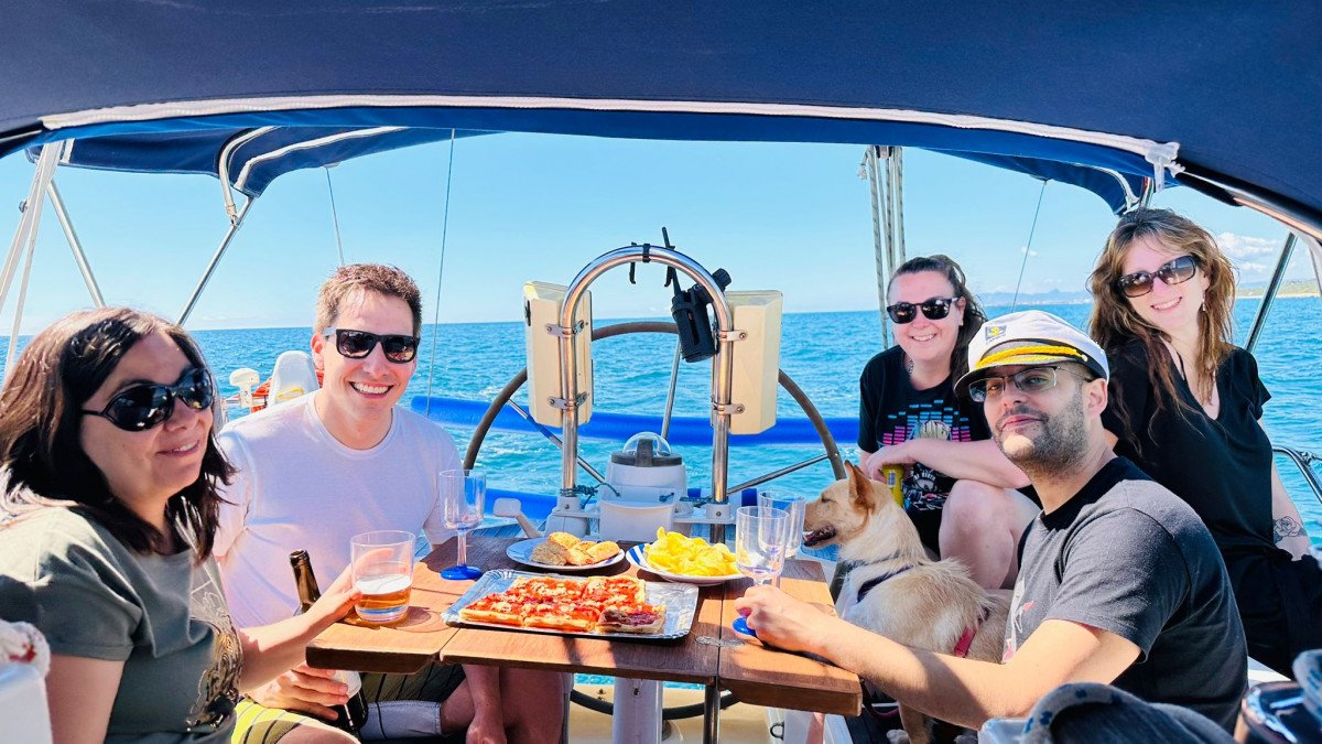 Barca a vela che naviga verso il tramonto ad Alcossebre