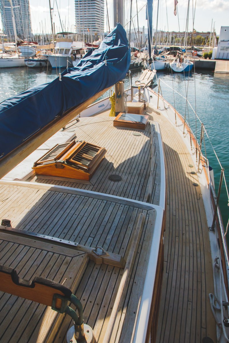 Gita in barca a vela classica lungo la costa di Barcellona