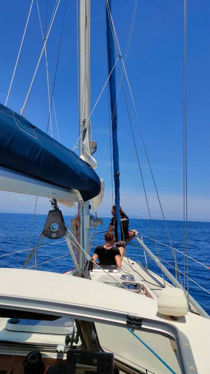 Eine 2-stündige Bootstour in Barcelona mit Pizza und Getränk