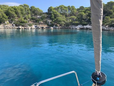 In barca a vela nelle Isole Saroniche con hostess a bordo