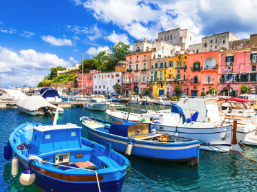 Una settimana nel Golfo di Napoli con un viaggio in catamarano tutto incluso.