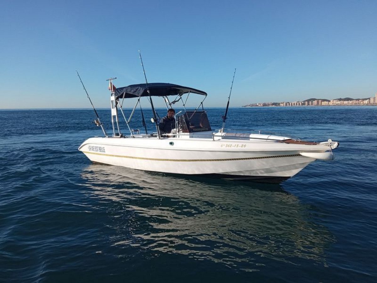 Esplorare le acque di Fuengirola con una barca senza skipper