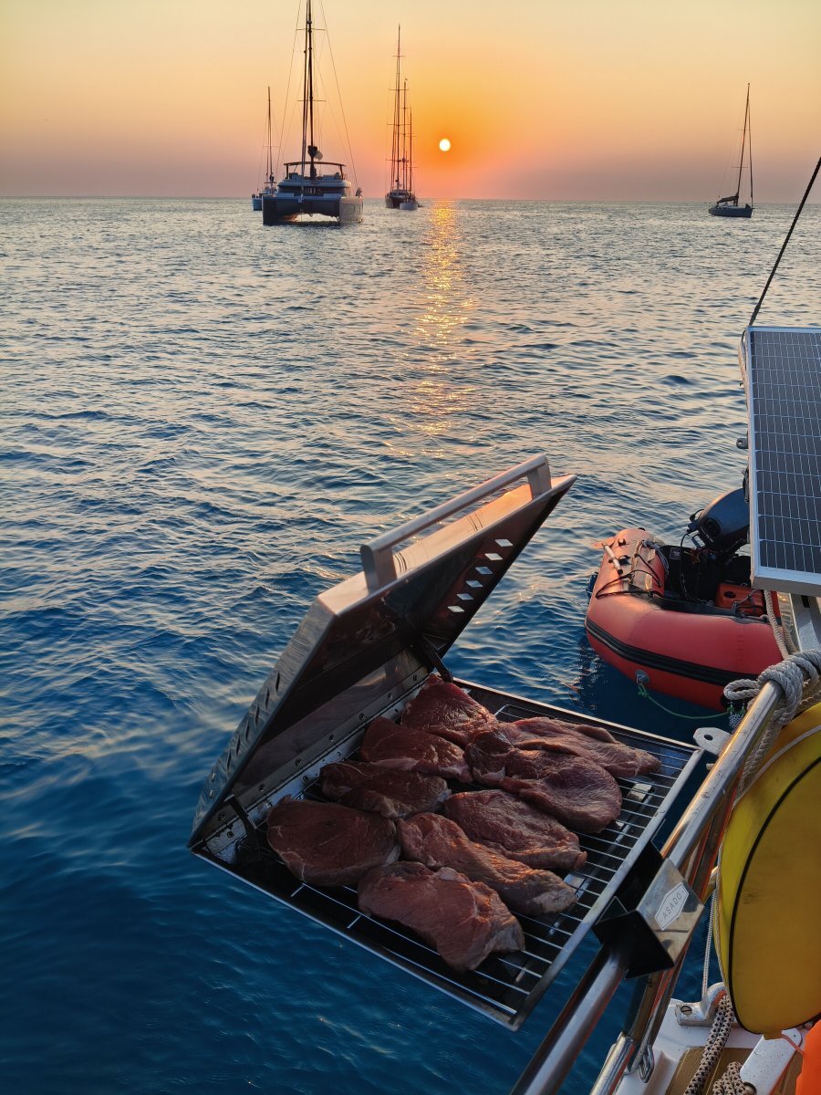 Morgen mit der Sonne über Sardiniens Meer