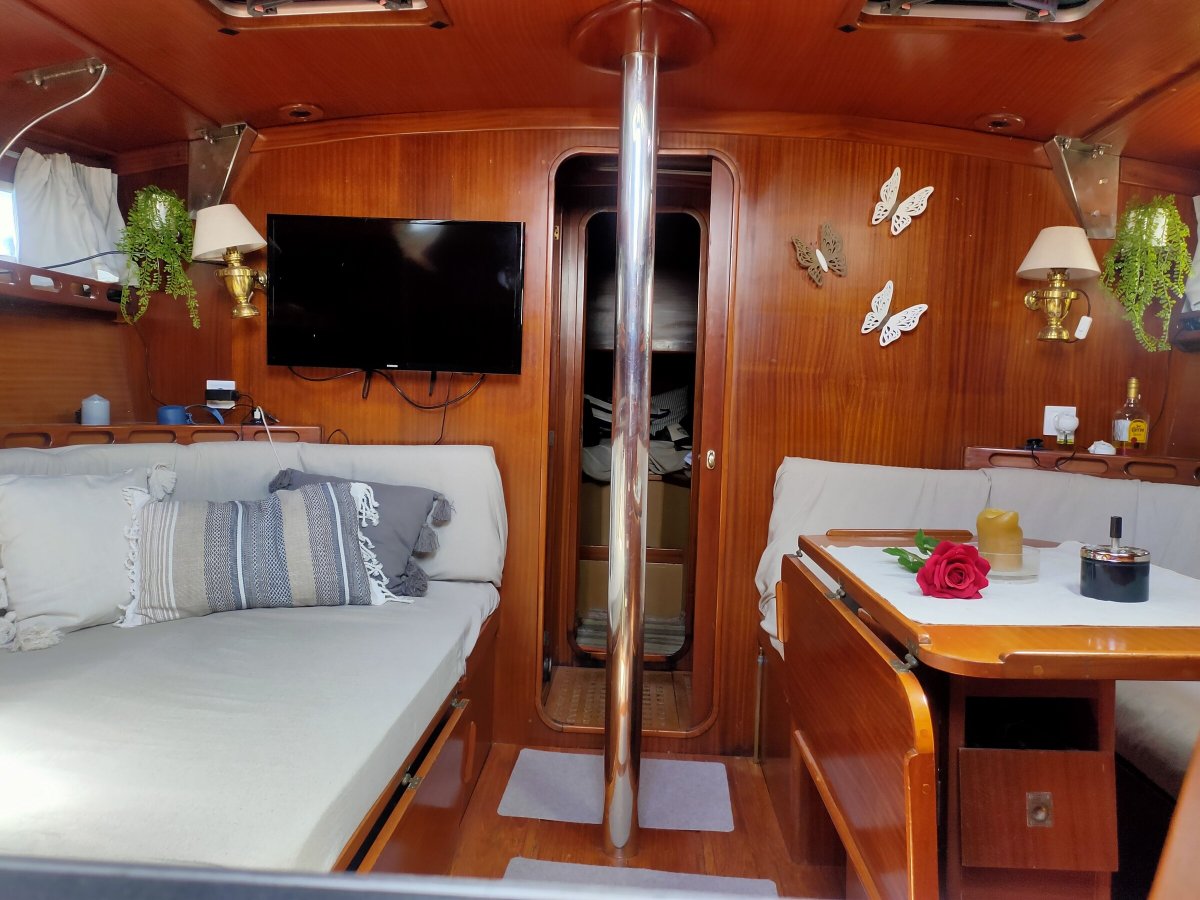 Navegantes disfrutando de la puesta de sol en el mar