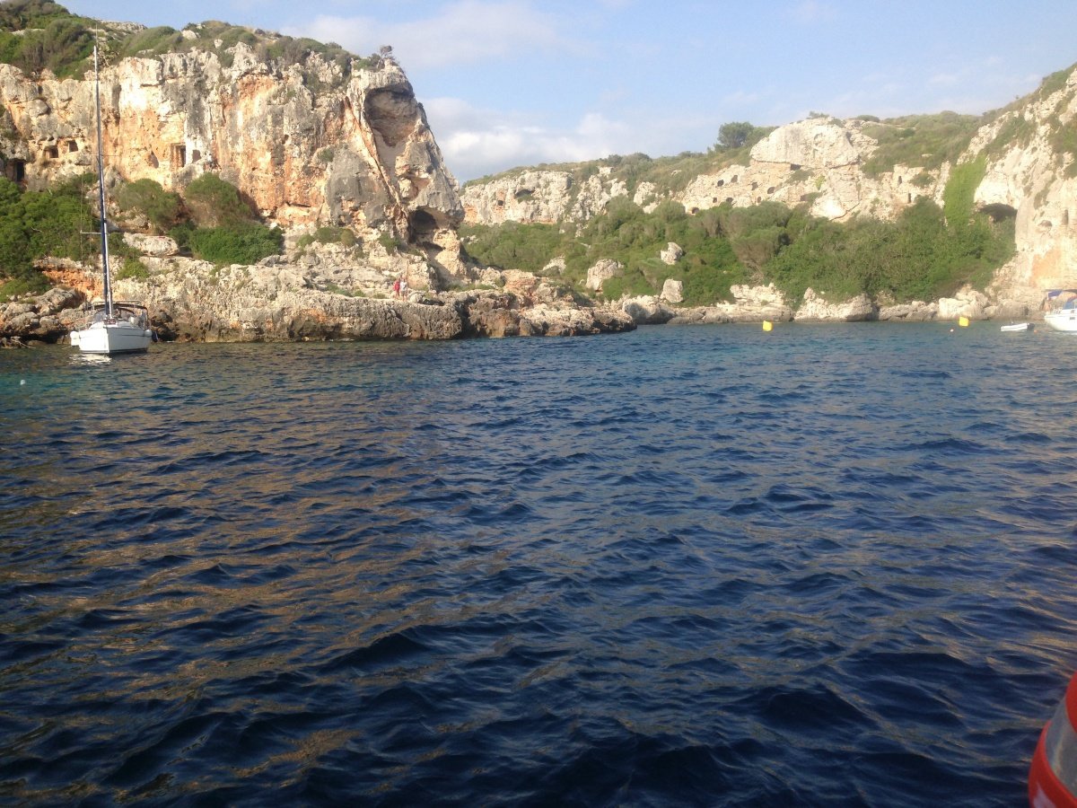 Gita in barca lungo la costa di Menorca