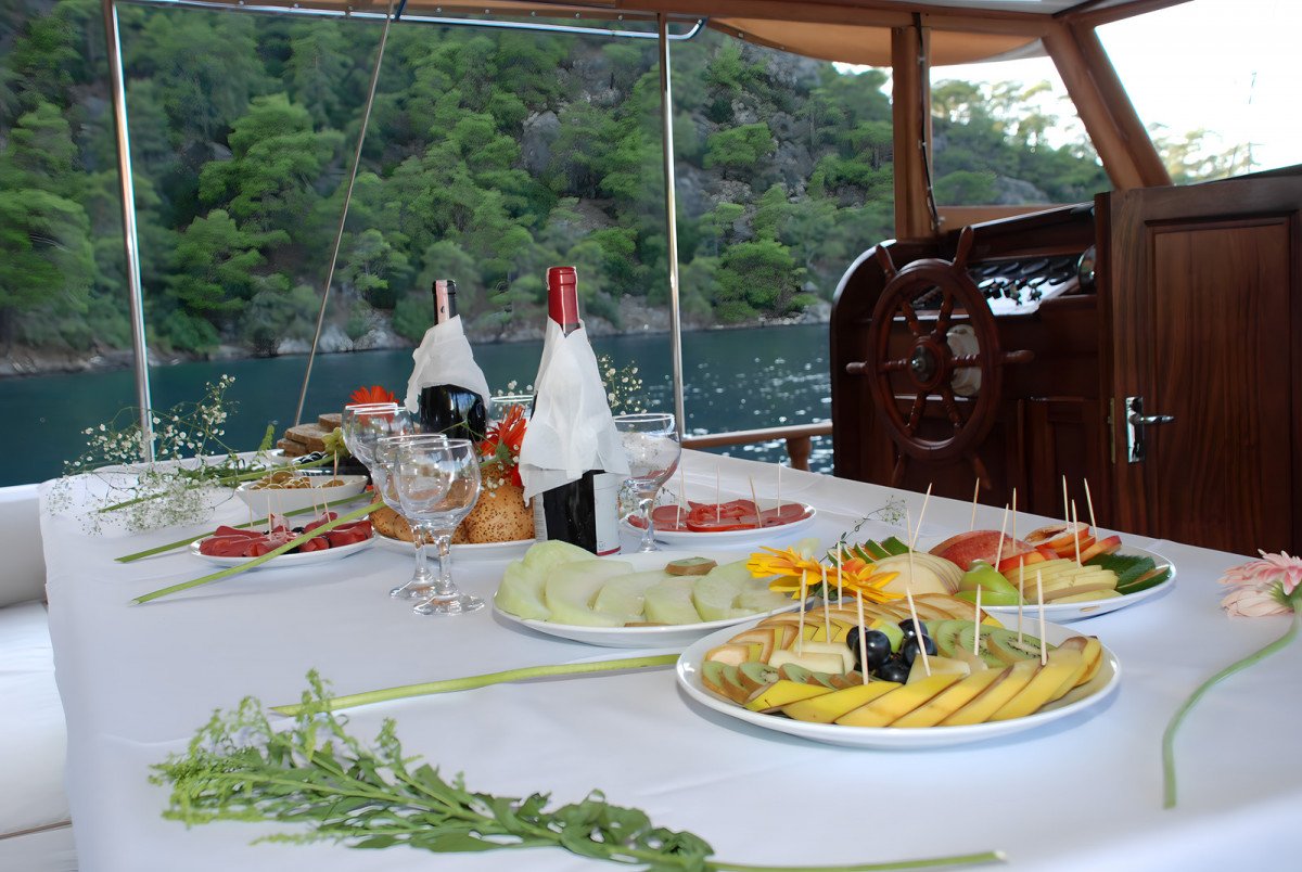Navega a lo largo de las hermosas bahías y playas de Kekova