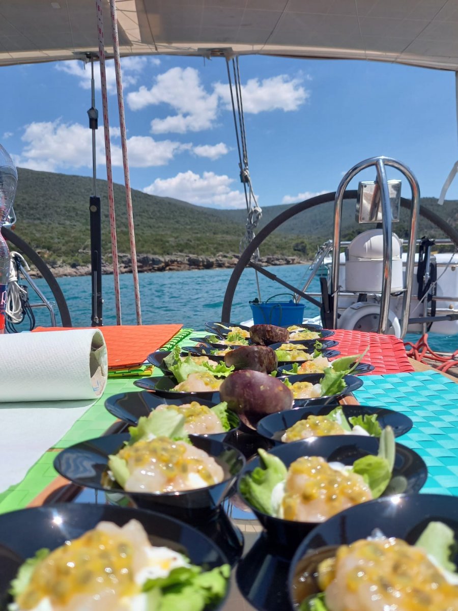 Embarcación de vela navegando en las aguas azules del Mediterráneo