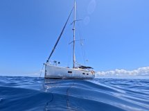 Naviga tra le Isole Lavezzi e il sud della Corsica. Roccia bianca e calette cristalline