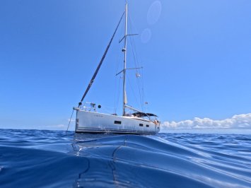 Navega por Islas Lavezzi y Sur de Córcega. Roca blanca y calas transparentes
