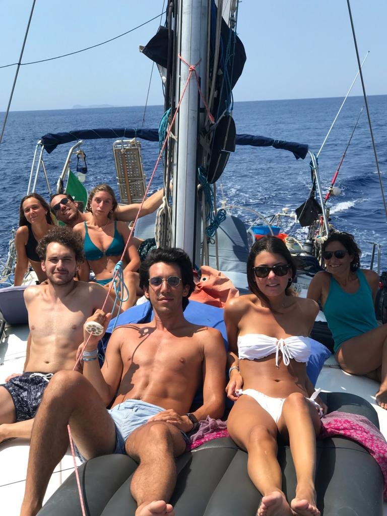 Barca a vela in mare con onde verdi