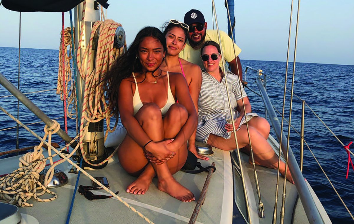 Segelboot-Navigation an der katalanischen Küste