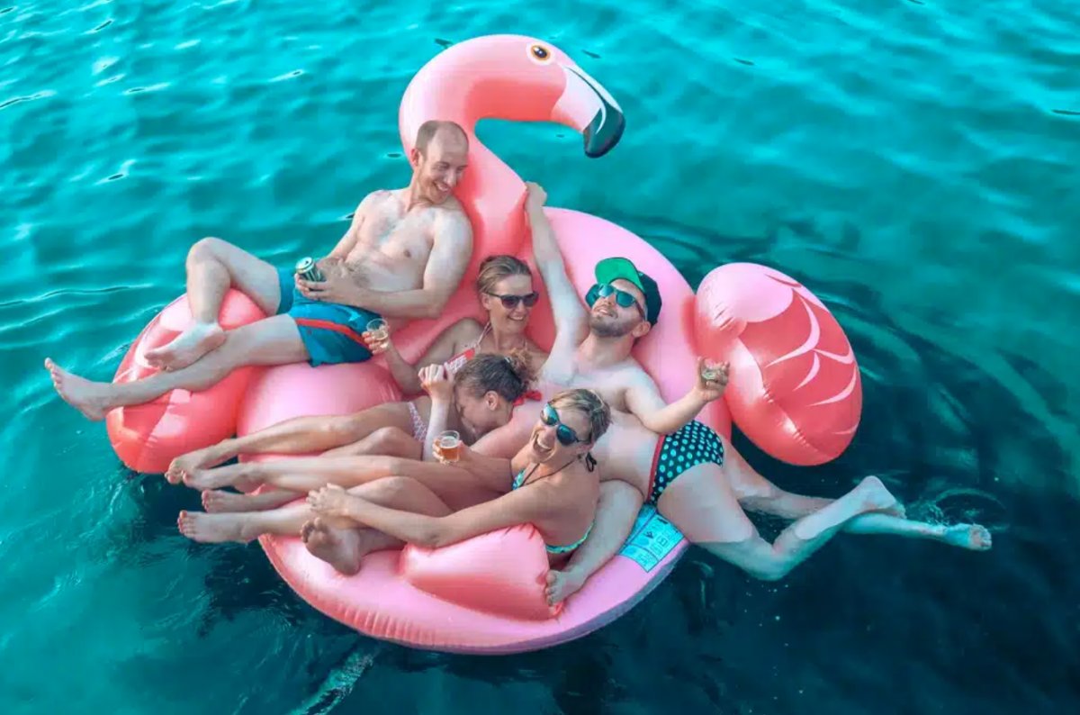 Segelreise in einem Segelboot durch die türkisen Gewässer der Karibik