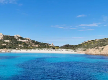 Entdecke Segelparadiese: Von Sardinien nach Korsika