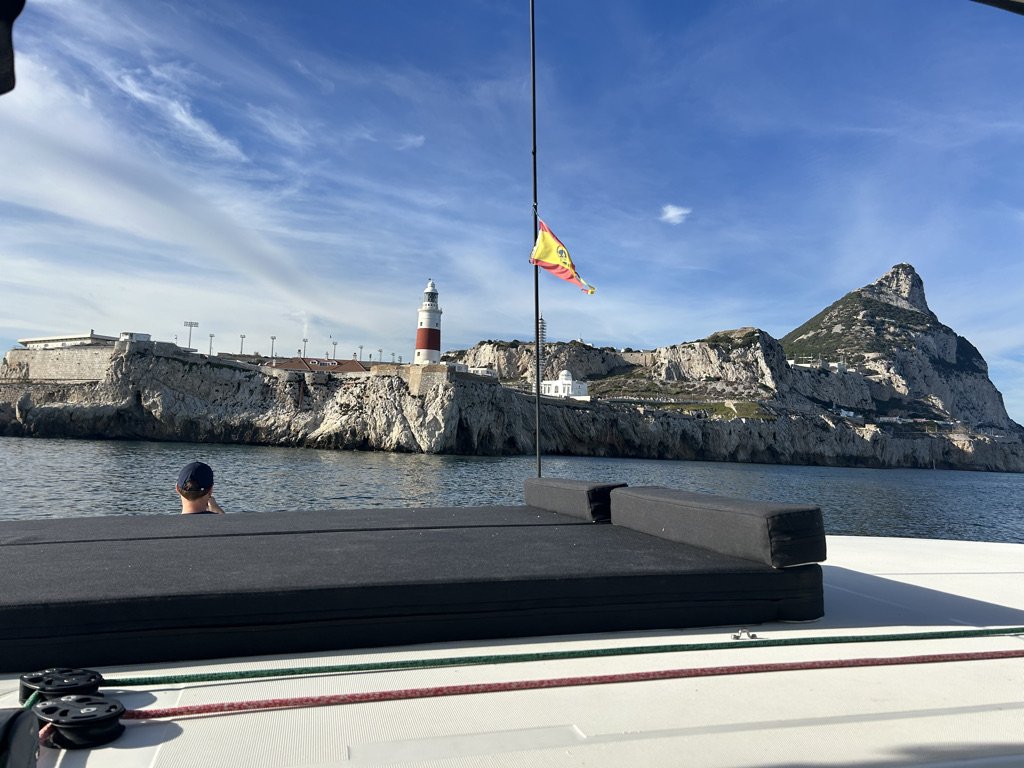 Explora las aguas azules del océano Atlántico.