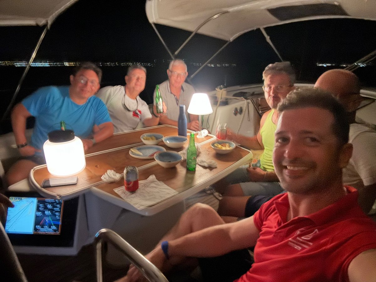 Experimenta la libertad y la belleza del mar en nuestro crucero a dos islas