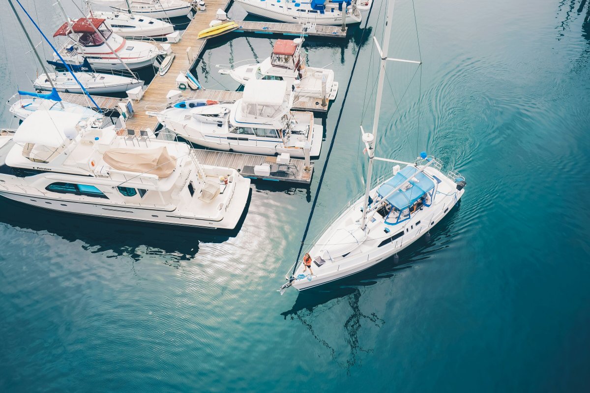 Navegando por el Mediterráneo: Un viaje en barco para solteros con vistas impresionantes