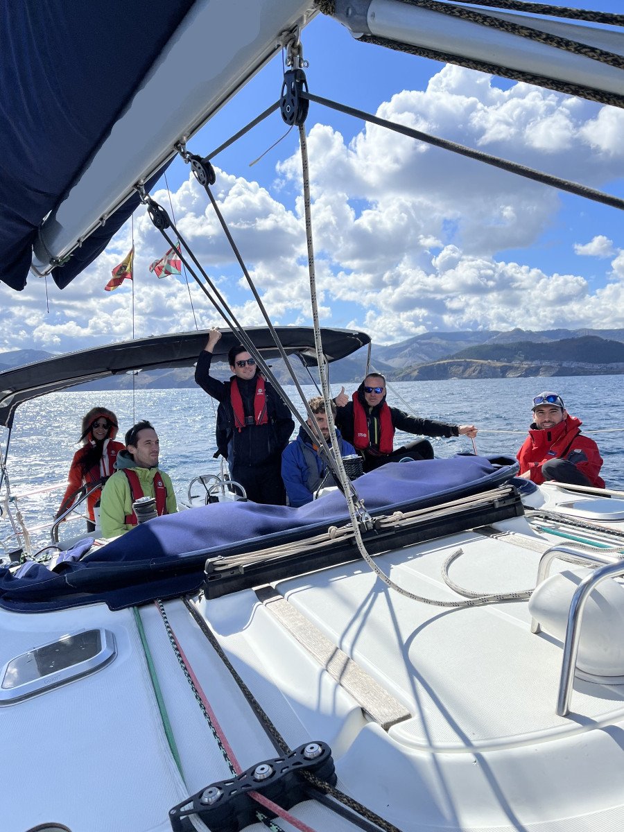 Discover sailing in a Getxo workshop.