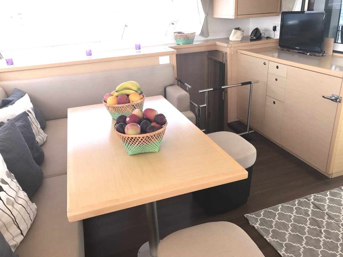 Navega por Ibiza y Formentera en un catamarán de lujo