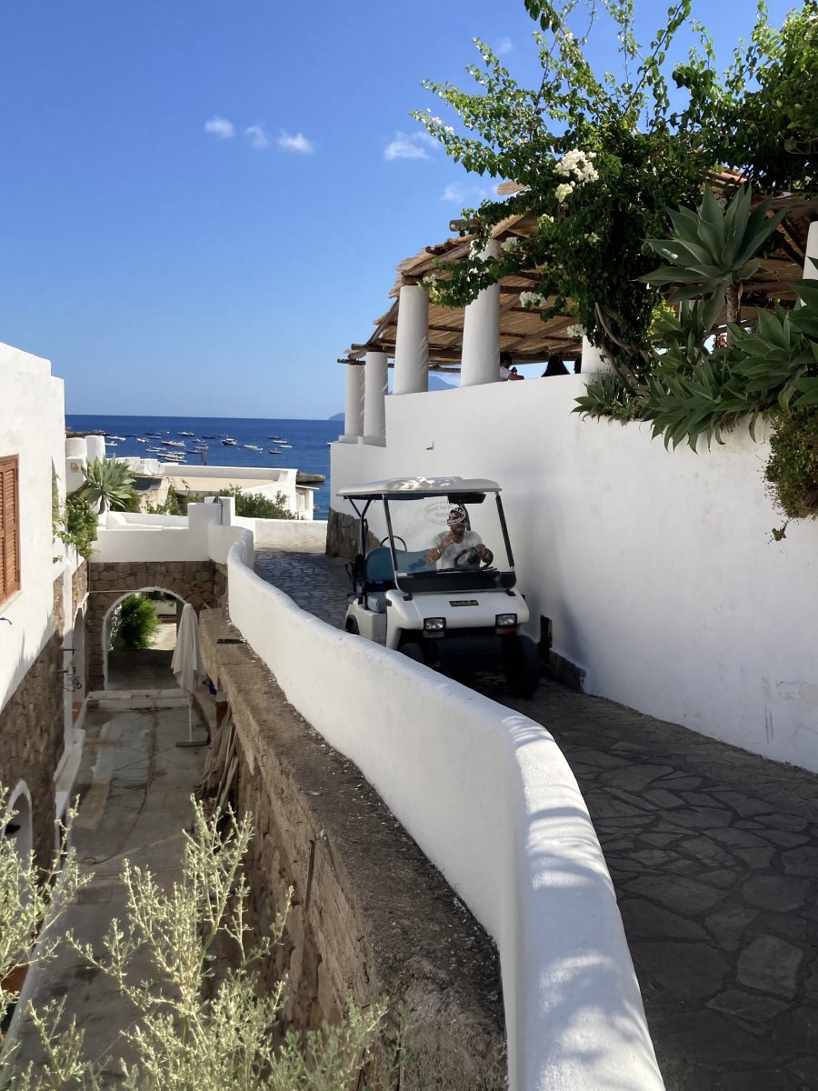 Navigare tra le acque cristalline delle Isole Eolie