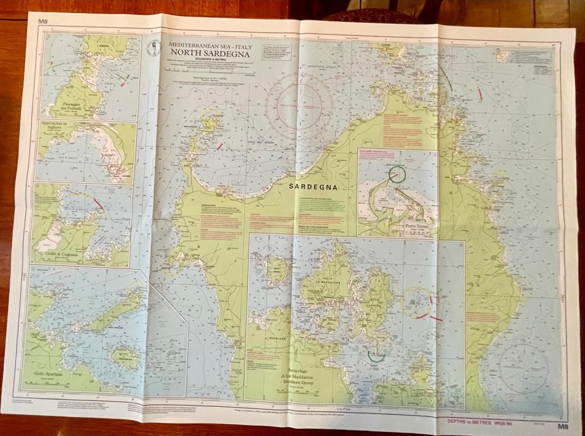 Segelboot, das unter der Brücke der Turmlaterne hindurchfährt