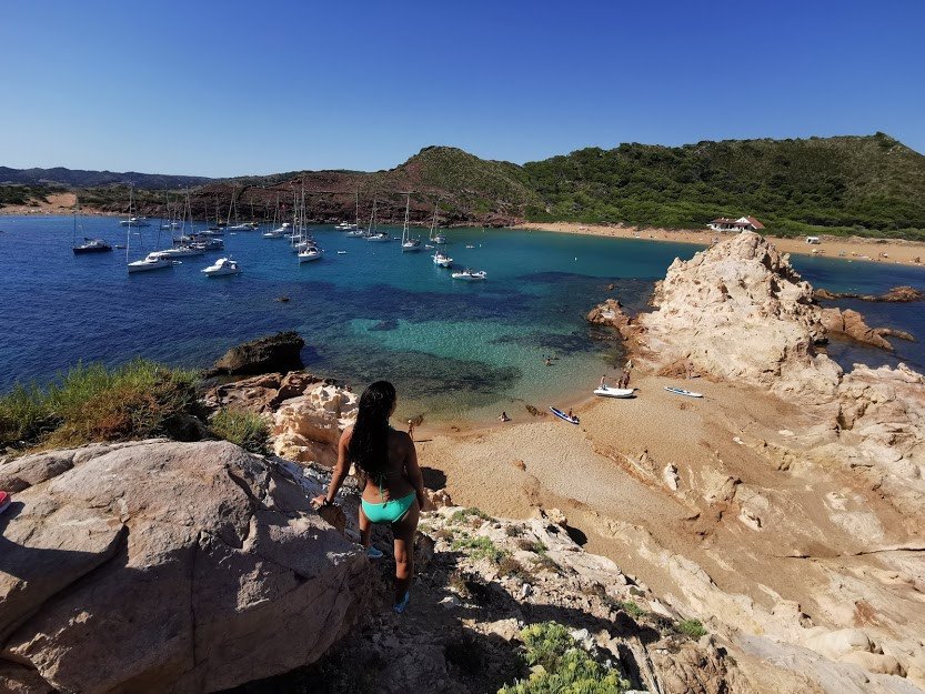 Explora las playas vírgenes y calas de Menorca en velero