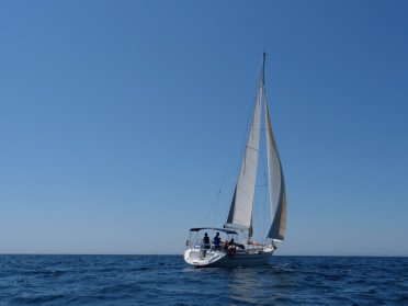 Alquiler con patrón de precioso velero de 44 pies en Badalona