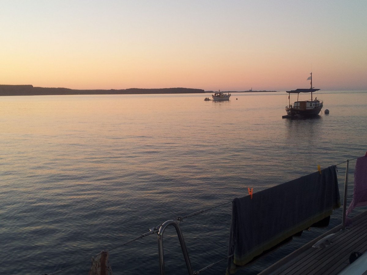 Erleben Sie die natürliche und kulturelle Schönheit von Menorca von der See aus