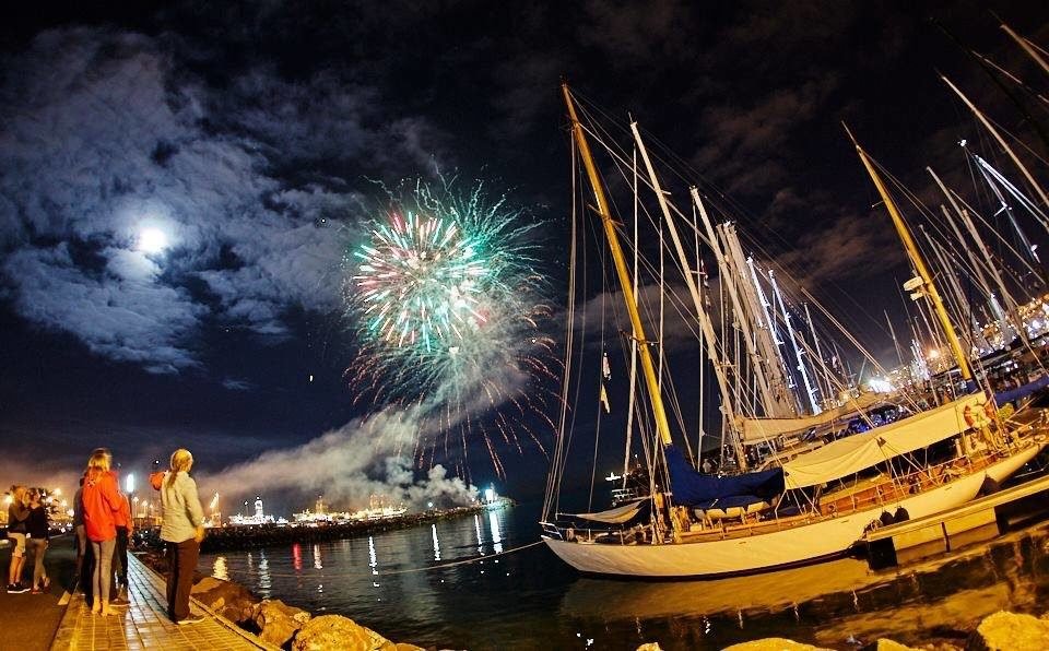 Disfruta de la vista de la costa de Antigua durante la Antigua Sailing Week