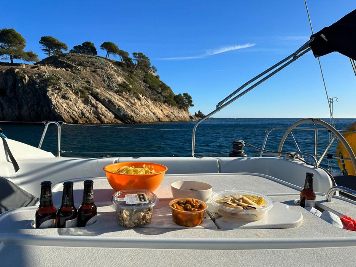 Enjoy a boat tour in Barcelona's port