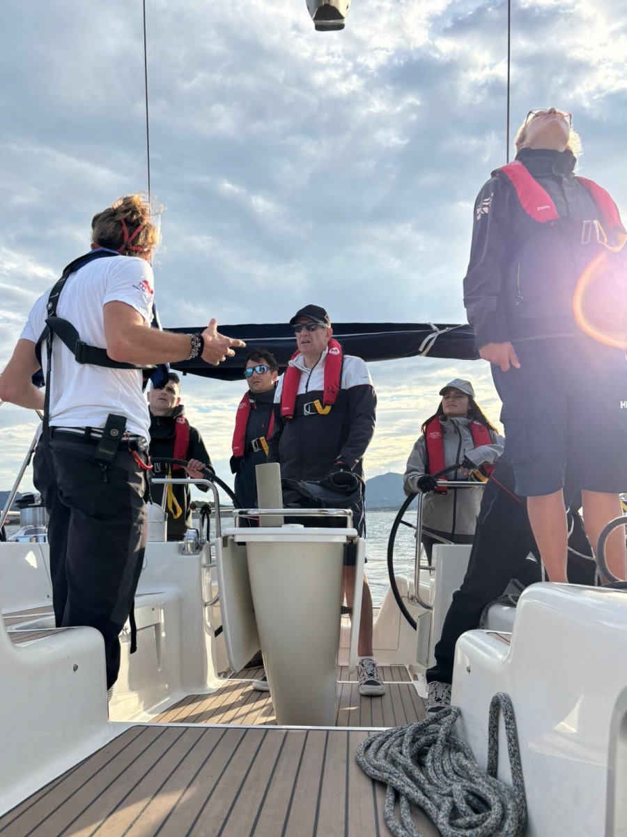 Barche a vela nel mare azzurro